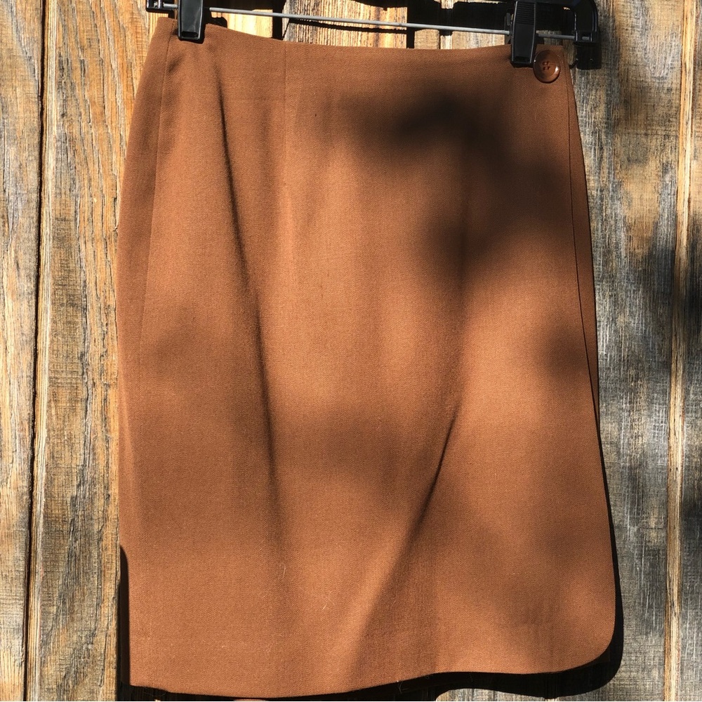 Short wrap one button skirt.